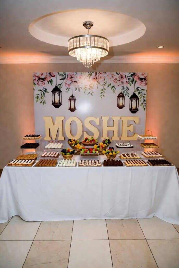 בר קינוחים לבר מצווה עם שם הבחור במרכז